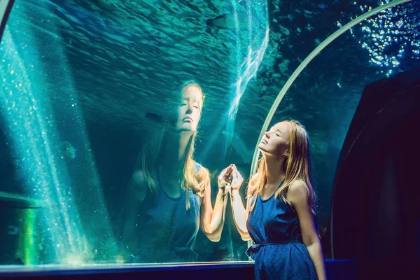 Jonge Vrouw Vissen Een Aquarium Van Tunnel Kijken — Stockfoto