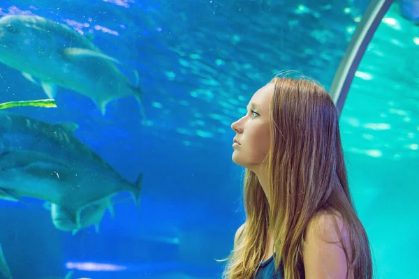 Jonge Vrouw Vissen Een Aquarium Van Tunnel Kijken — Stockfoto