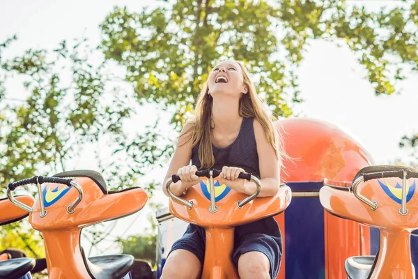 Güzel Bir Genç Kadın Bir Eğlence Parkında Eğleniyor — Stok fotoğraf