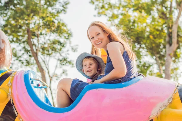 Mom Son Having Fun Amusement Park — Stock Photo, Image