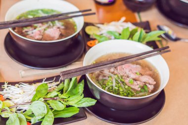Pho Bo - Vietnamca taze pirinç şehriye çorbası sığır, otlar ve biber ile. Vietnam'ın ulusal çanak.