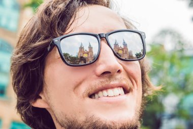 Notre dame de Saigon Katedrali, 1883 yılında yapı Ho Chi Minh city, Vietnam için bakan bir adam. Gözlük yansıma.