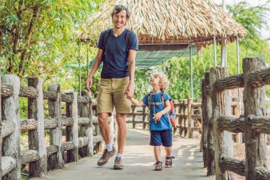 Baba ve oğul hayvanat bahçesinde. Bütün gün aile hayvanat bahçesinde.
