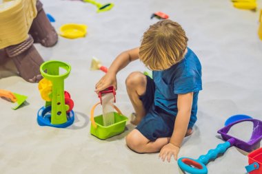 Okul öncesi kumla oynayan çocuk. İnce motor kavramı geliştirilmesi. Yaratıcılık oyun kavramını.