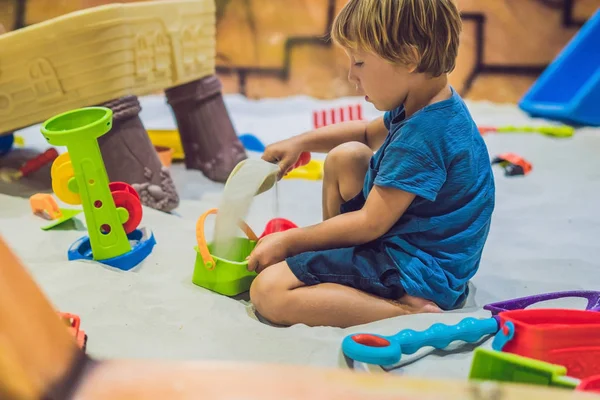 Junge Spielt Der Vorschule Mit Sand Die Entwicklung Eines Feinmotorischen — Stockfoto