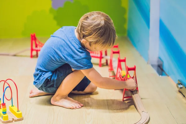 Ein Junge Spielt Mit Einer Spielzeugeisenbahn — Stockfoto