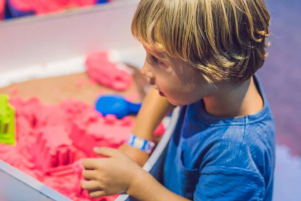 Niño Jugando Con Arena Cinética Preescolar Desarrollo Del Concepto Motor — Foto de Stock