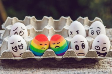 İki gökkuşağı yumurta ve kınayan kişi civarında, ayrımcılık gayler kavramı