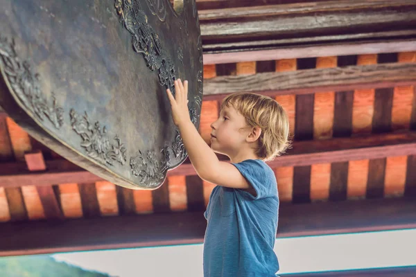 Мальчик Турист Пагоде Путешествие Азию Путешествие Детской Концепцией — стоковое фото