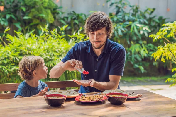 Père Fils Utilisant Gel Désinfectant Pour Les Mains Avant Manger — Photo