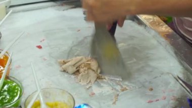 Bir Asya gece pazarı üzerinde bir el yapımı meyve dondurma yapma süreci