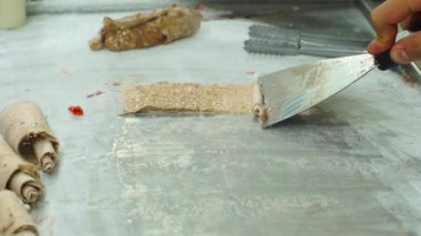 Bir Asya gece pazarı üzerinde bir el yapımı meyve dondurma yapma süreci