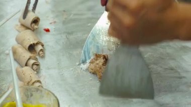 Bir Asya gece pazarı üzerinde bir el yapımı meyve dondurma yapma süreci