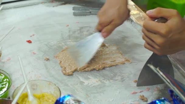 Процесс приготовления фруктового мороженого ручной работы на азиатском ночном рынке — стоковое видео