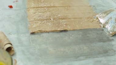 Bir Asya gece pazarı üzerinde bir el yapımı meyve dondurma yapma süreci