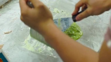 Bir Asya gece pazarı üzerinde bir el yapımı meyve dondurma yapma süreci