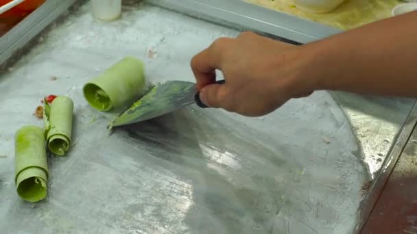 Prozess der Herstellung eines handgemachten Fruchteises auf einem asiatischen Nachtmarkt — Stockvideo