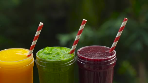 Rainbow Smoothies Koktajle Soki Napoje Napoje Wiele Świeże Owoce Drewnianym — Wideo stockowe