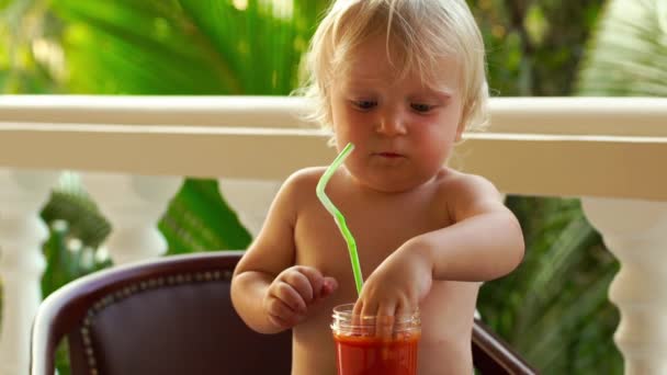 Gyermek fiú iszik, és játék-val egy egészséges zöldség-gyümölcs turmix - egészséges táplálkozás, vegán, vegetáriánus, bio étel és ital koncepció. — Stock videók