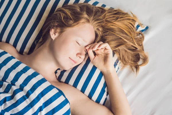 Νεαρή Όμορφη Γυναίκα Κοιμάται Στο Κρεβάτι Της Και Χαλαρώνει Πρωί — Φωτογραφία Αρχείου
