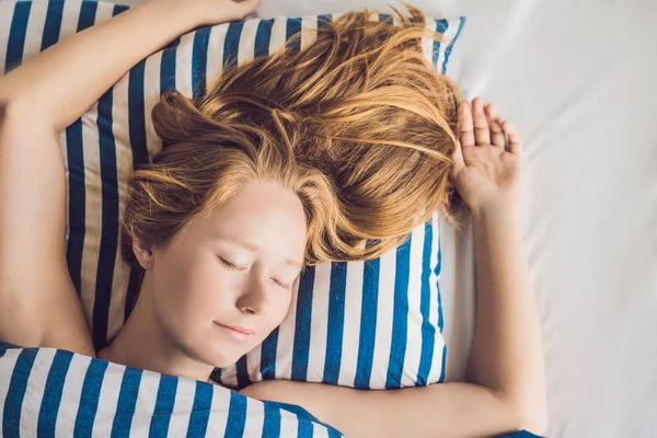 Joven Hermosa Mujer Durmiendo Cama Relajándose Por Mañana — Foto de Stock