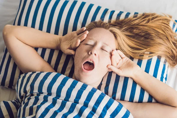 Wanita Muda Yang Cantik Berbaring Tempat Tidur Dan Tidur Tidak — Stok Foto