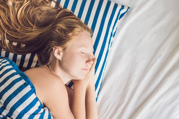 Young Beautiful Woman Sleeping Her Bed Relaxing Morning — Stock Photo, Image