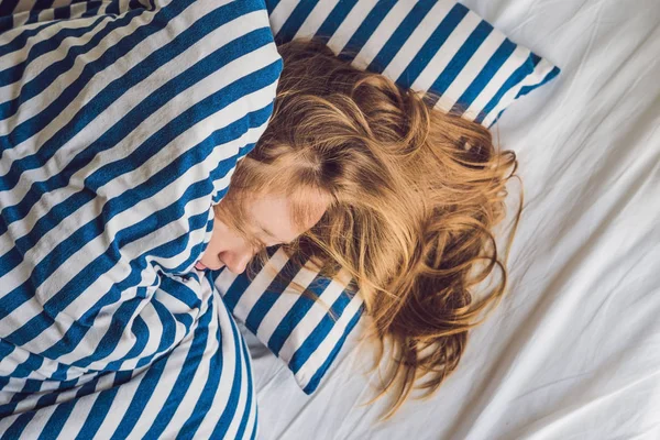 ベッドで横になっていると眠っている美しい若い女性 十分な睡眠の概念を得ることはありません — ストック写真