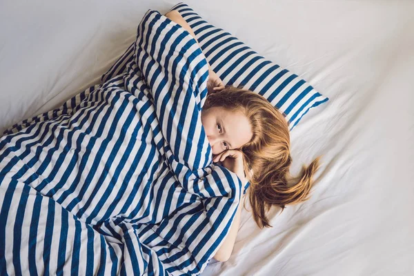 若い美しい女性が覚めたベッドのクローズ アップ — ストック写真