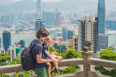Baba ve oğul yolcuları Victoria peak Hong Kong zemin karşı. Çocuk kavramı ile seyahat.