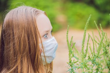 Tıbbi maske ragweed alerjisi nedeniyle genç kadın.