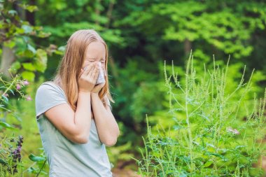 Genç kadın hapşırma ragweed alerjisi nedeniyle.