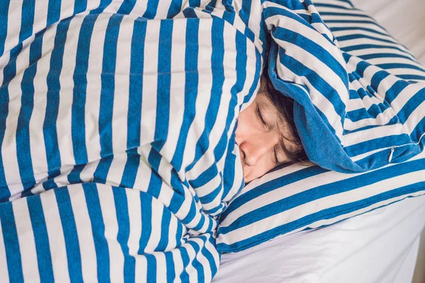 Seorang Pria Tidur Tempat Tidurnya Kamar Tidur Rumah — Stok Foto