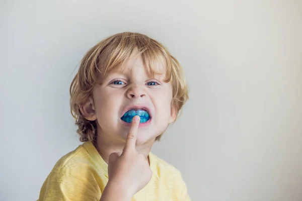 Niño Tres Años Edad Muestra Entrenador Miofuncional Para Iluminar Hábito —  Fotos de Stock