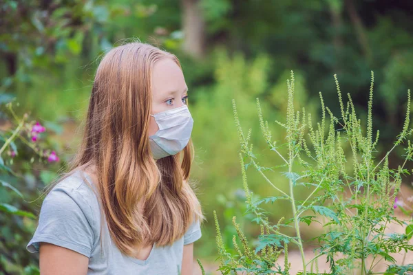 由于对豚草过敏的医用口罩的年轻女子 — 图库照片