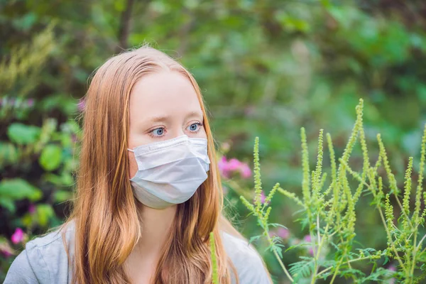 Ung Kvinna Medicinsk Mask Grund Allergi Mot Ambrosia — Stockfoto