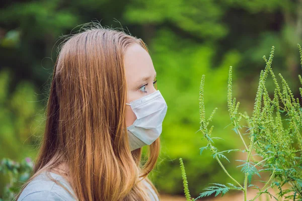 ブタクサにアレルギーのため医療マスクの若い女性 — ストック写真