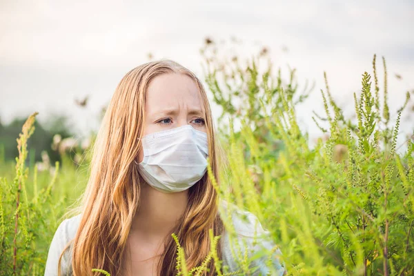 Jeune Femme Dans Masque Médical Raison Une Allergie Herbe Poux — Photo