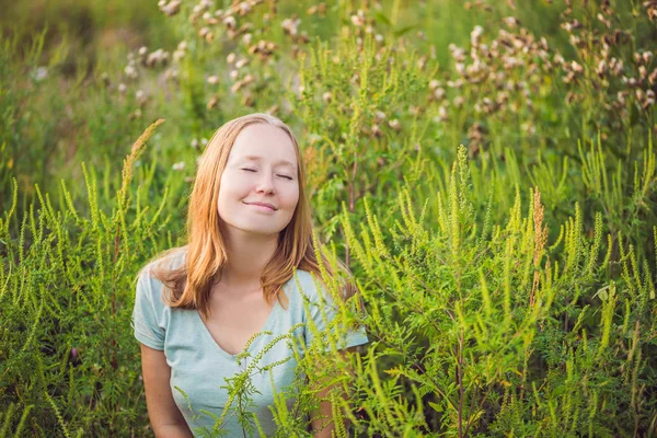 Genç Kadın Mutlu Çünkü Artık Ragweed Için Alerjik Hissediyor — Stok fotoğraf