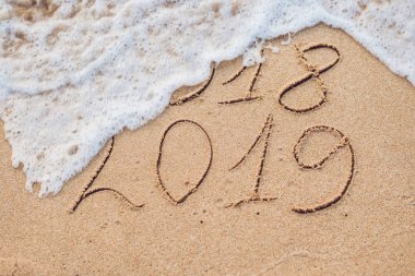 Yeni yıl 2019 önümüzdeki - yazıt 2018 ve 2019 bir plaj kum, dalga neredeyse basamak 2018 kapsayan bir kavramdır.