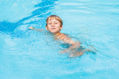 Havuzu, yüzme ve su, yaz aylarında mutluluğu oynayan çocuk faaliyetleri