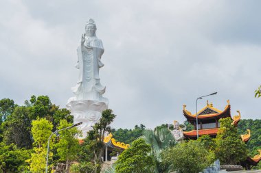 Güzel Budist tapınağı yamaca Phu Quoc, Vietnam.