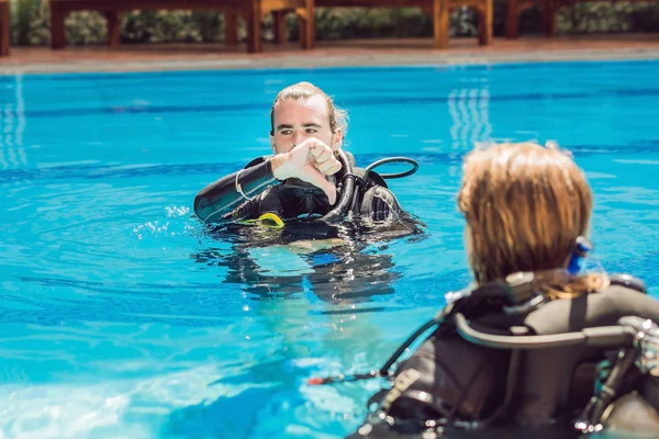 Diving Instructor Students Instructor Teaches Students Dive — Stock Photo, Image
