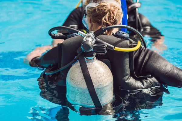 スキューバ ダイビングの背中に灰色のスキューバ ダイビング空気酸素タンク — ストック写真