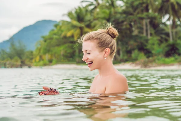 Giovane Donna Mare Con Stelle Marine Rosse — Foto Stock