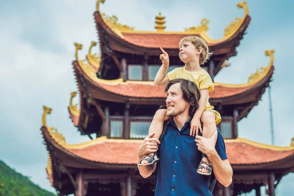 Felices Turistas Padre Hijo Pagoda Viajar Asia Concepto Viajar Con — Foto de Stock