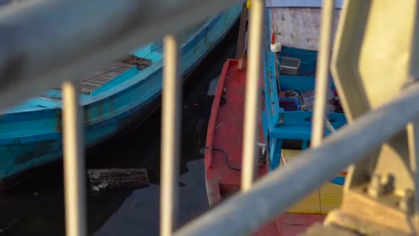 Vue sur un estuaire d'une rivière remplie de bateaux de pêche au coucher du soleil. Vietnam. Phu Quoc île — Video