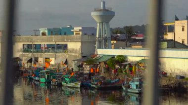 Gün batımı teker teker balıkçı tekneleri ile dolu bir nehir Haliç görüntüleyin. Vietnam. Phu Quoc Adası