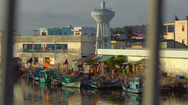 Blick auf eine Flussmündung, die sich bei Sonnenuntergang mit Fischerbooten füllt. Vietnam. phu quoc Insel — Stockvideo