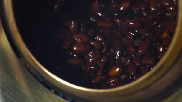 在釉上生产可可豆的机器中油炸可可豆的工艺 — 图库视频影像